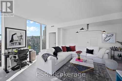 3101 - 33 Helendale Avenue, Toronto, ON - Indoor Photo Showing Living Room