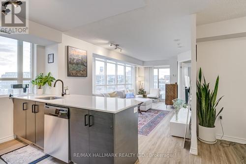 810 - 125 Western Battery Road, Toronto, ON - Indoor Photo Showing Kitchen