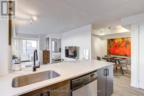 810 - 125 Western Battery Road, Toronto, ON - Indoor Photo Showing Kitchen