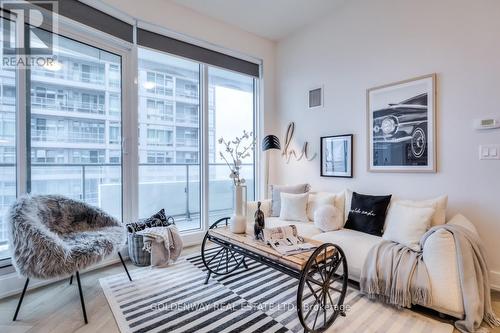 3005 - 2221 Yonge Street, Toronto, ON - Indoor Photo Showing Living Room