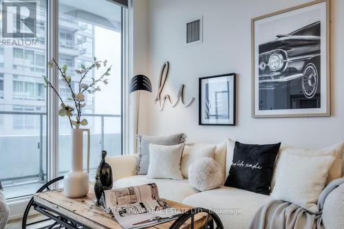 3005 - 2221 Yonge Street, Toronto, ON - Indoor Photo Showing Living Room