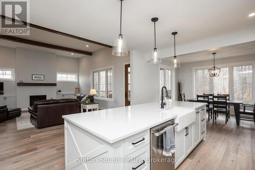 150 Spencer Avenue, Georgian Bluffs, ON - Indoor Photo Showing Kitchen With Upgraded Kitchen