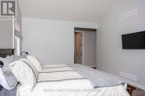 150 Spencer Avenue, Georgian Bluffs, ON - Indoor Photo Showing Bedroom