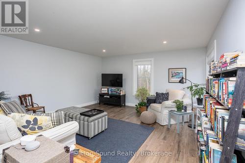 150 Spencer Avenue, Georgian Bluffs, ON - Indoor Photo Showing Living Room