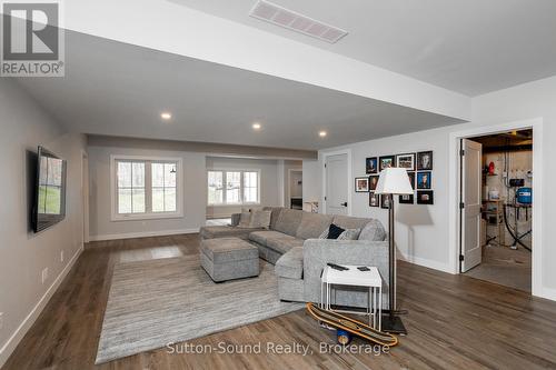 150 Spencer Avenue, Georgian Bluffs, ON - Indoor Photo Showing Living Room