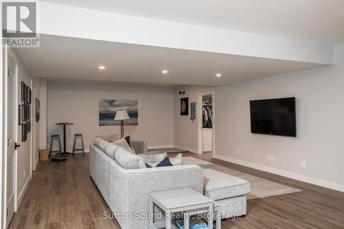 150 Spencer Avenue, Georgian Bluffs, ON - Indoor Photo Showing Living Room