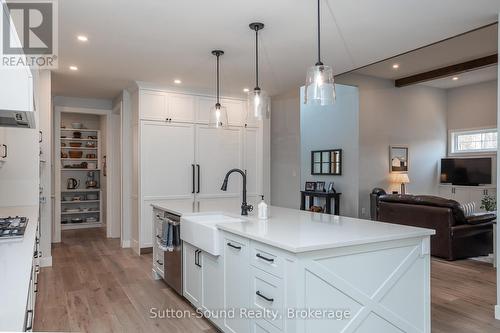 150 Spencer Avenue, Georgian Bluffs, ON - Indoor Photo Showing Kitchen With Upgraded Kitchen