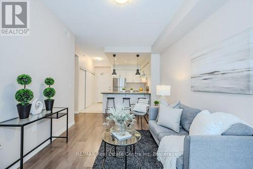 321 - 1077 Gordon Street, Guelph (Hanlon Creek), ON - Indoor Photo Showing Living Room