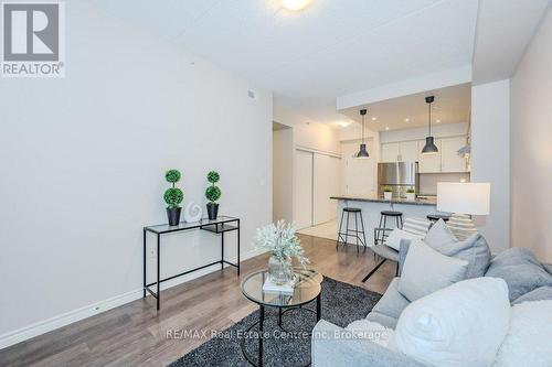 321 - 1077 Gordon Street, Guelph (Hanlon Creek), ON - Indoor Photo Showing Living Room