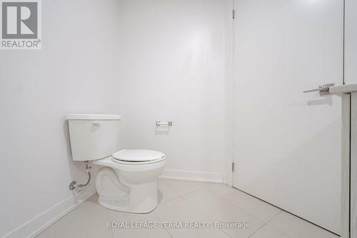 208 - 1401 O'Connor Drive, Toronto, ON - Indoor Photo Showing Bathroom