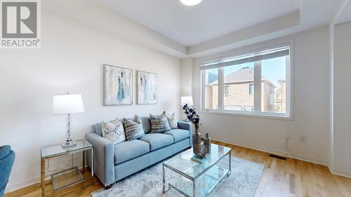 28 Ness Drive, Richmond Hill, ON - Indoor Photo Showing Living Room