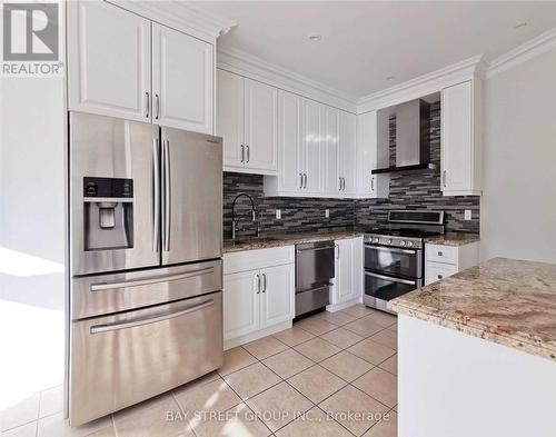 38 Shell Court, Richmond Hill, ON - Indoor Photo Showing Kitchen With Upgraded Kitchen