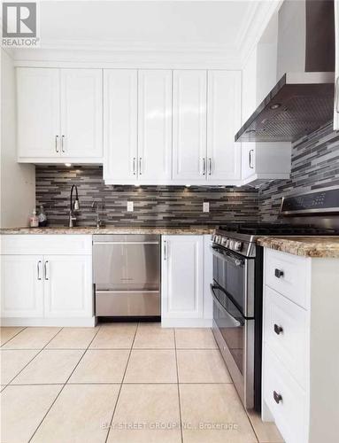 38 Shell Court, Richmond Hill, ON - Indoor Photo Showing Kitchen With Double Sink