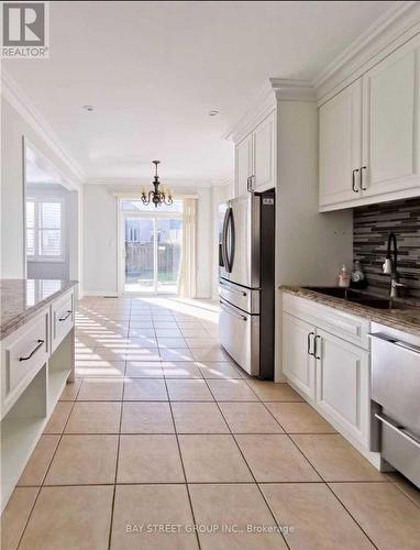 38 Shell Court, Richmond Hill, ON - Indoor Photo Showing Kitchen