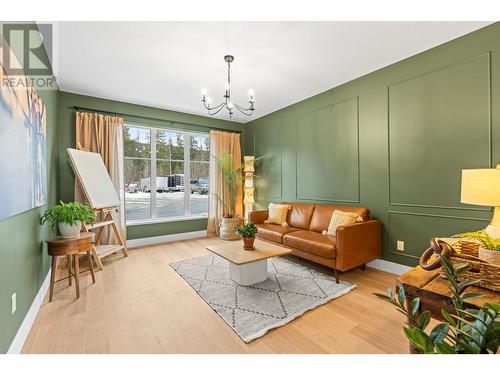 82 Twin Lakes Road, Enderby, BC - Indoor Photo Showing Living Room