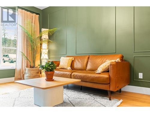 82 Twin Lakes Road, Enderby, BC - Indoor Photo Showing Living Room