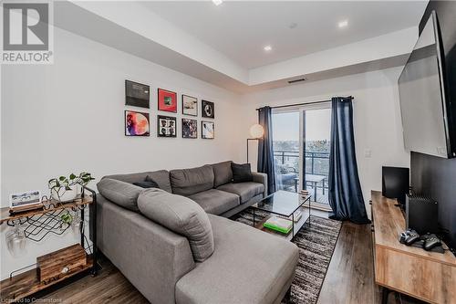 251 Northfield Drive Unit# 418, Waterloo, ON - Indoor Photo Showing Living Room