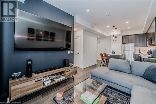 251 Northfield Drive Unit# 418, Waterloo, ON - Indoor Photo Showing Living Room