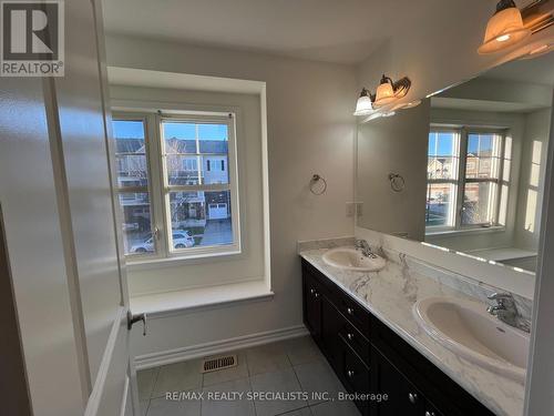 25 Stratus Street, Kitchener, ON - Indoor Photo Showing Bathroom