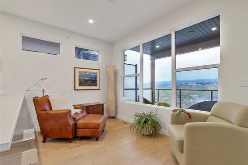 25-595 Vineyard Way, Vernon, BC - Indoor Photo Showing Living Room