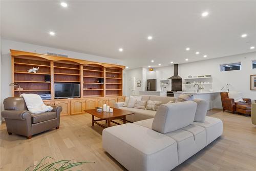 25-595 Vineyard Way, Vernon, BC - Indoor Photo Showing Living Room