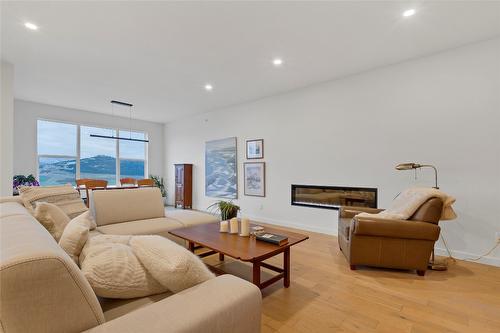 25-595 Vineyard Way, Vernon, BC - Indoor Photo Showing Living Room