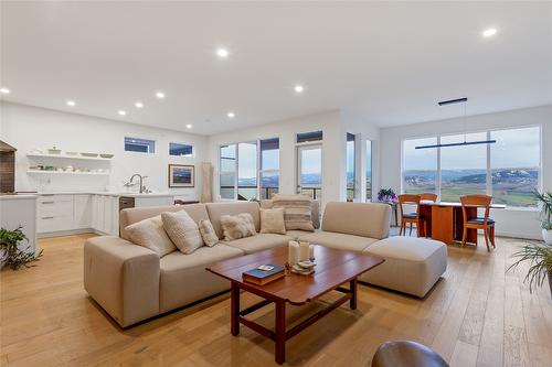 25-595 Vineyard Way, Vernon, BC - Indoor Photo Showing Living Room