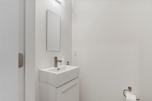 25-595 Vineyard Way, Vernon, BC - Indoor Photo Showing Bathroom