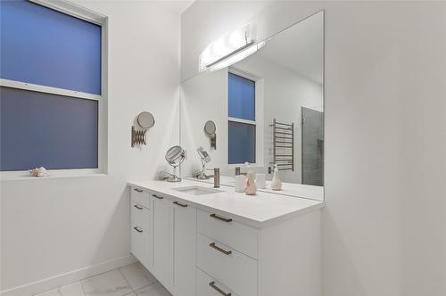 25-595 Vineyard Way, Vernon, BC - Indoor Photo Showing Bathroom