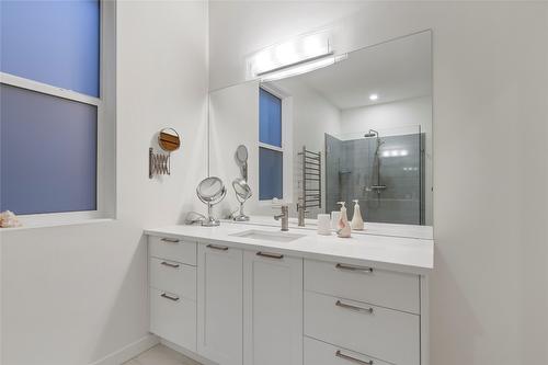 25-595 Vineyard Way, Vernon, BC - Indoor Photo Showing Bathroom