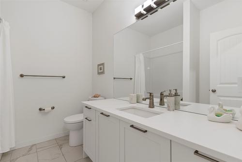 25-595 Vineyard Way, Vernon, BC - Indoor Photo Showing Bathroom