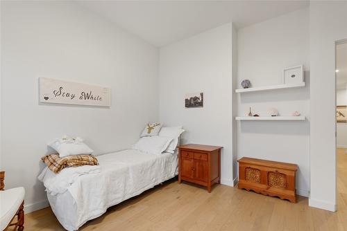 25-595 Vineyard Way, Vernon, BC - Indoor Photo Showing Bedroom