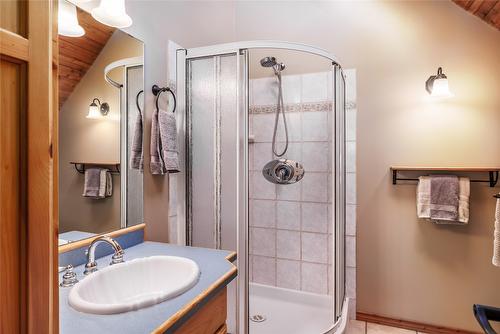 9434 Hodges Road, Vernon, BC - Indoor Photo Showing Bathroom