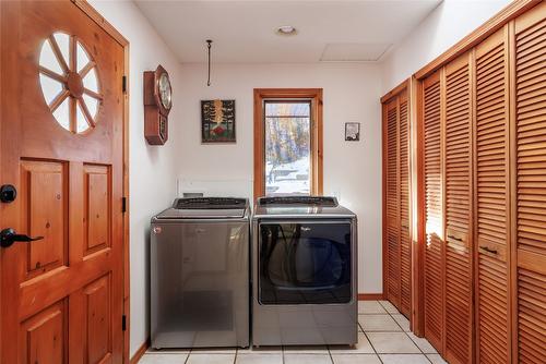 9434 Hodges Road, Vernon, BC - Indoor Photo Showing Laundry Room