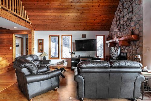 9434 Hodges Road, Vernon, BC - Indoor Photo Showing Living Room