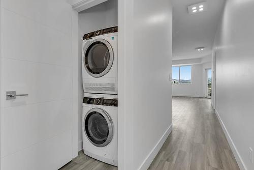 502C-3642 Mission Springs Drive, Kelowna, BC - Indoor Photo Showing Laundry Room