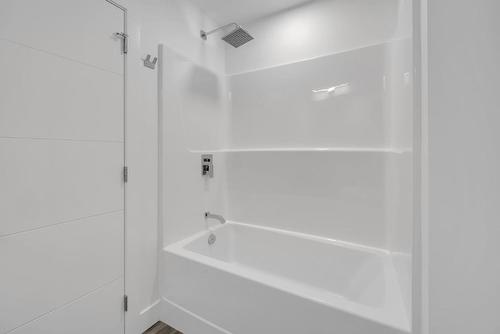 502C-3642 Mission Springs Drive, Kelowna, BC - Indoor Photo Showing Bathroom