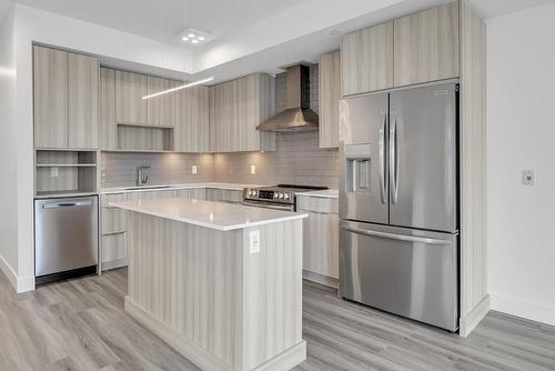 502C-3642 Mission Springs Drive, Kelowna, BC - Indoor Photo Showing Kitchen With Upgraded Kitchen