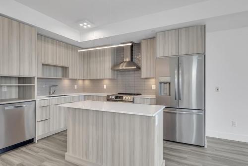 502C-3642 Mission Springs Drive, Kelowna, BC - Indoor Photo Showing Kitchen With Upgraded Kitchen