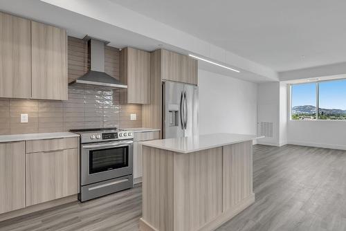 502C-3642 Mission Springs Drive, Kelowna, BC - Indoor Photo Showing Kitchen With Upgraded Kitchen