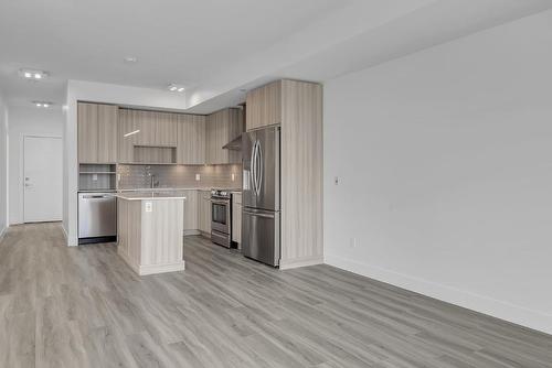 502C-3642 Mission Springs Drive, Kelowna, BC - Indoor Photo Showing Kitchen