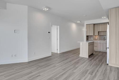 502C-3642 Mission Springs Drive, Kelowna, BC - Indoor Photo Showing Kitchen