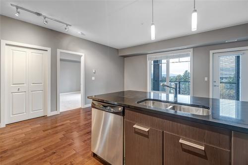 513-3645 Carrington Road, West Kelowna, BC - Indoor Photo Showing Kitchen With Double Sink