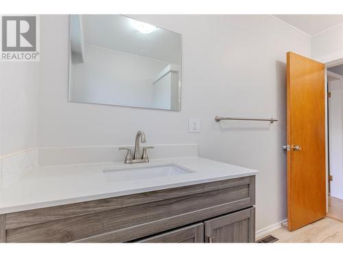 bathroom - 702 Brink Street, Ashcroft, BC - Indoor Photo Showing Bathroom