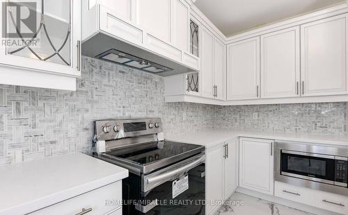 21 Ezra Crescent, Brampton, ON - Indoor Photo Showing Kitchen With Upgraded Kitchen