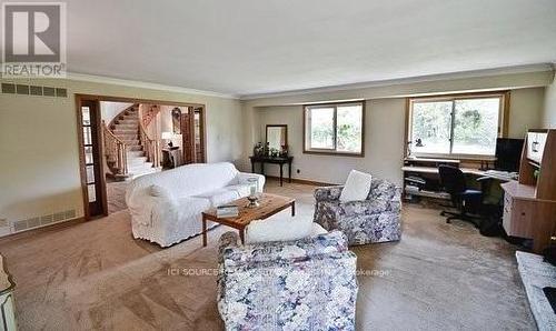 4282 Vivian Road, Whitchurch-Stouffville, ON - Indoor Photo Showing Living Room