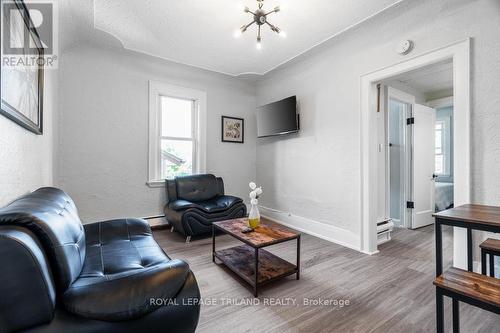 4 - 425 Mckenzie Avenue, London, ON - Indoor Photo Showing Living Room