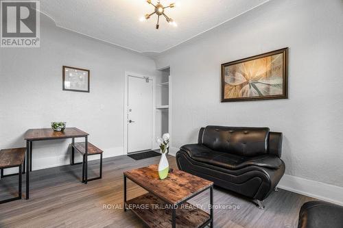 4 - 425 Mckenzie Avenue, London, ON - Indoor Photo Showing Living Room