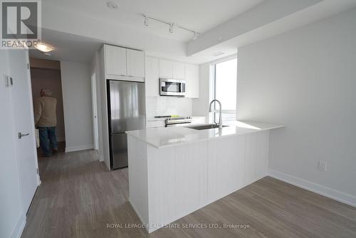 3401 - 4130 Parkside Village Drive, Mississauga, ON - Indoor Photo Showing Kitchen