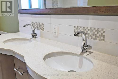 4 Mcmaster Avenue, Hamilton, ON - Indoor Photo Showing Bathroom